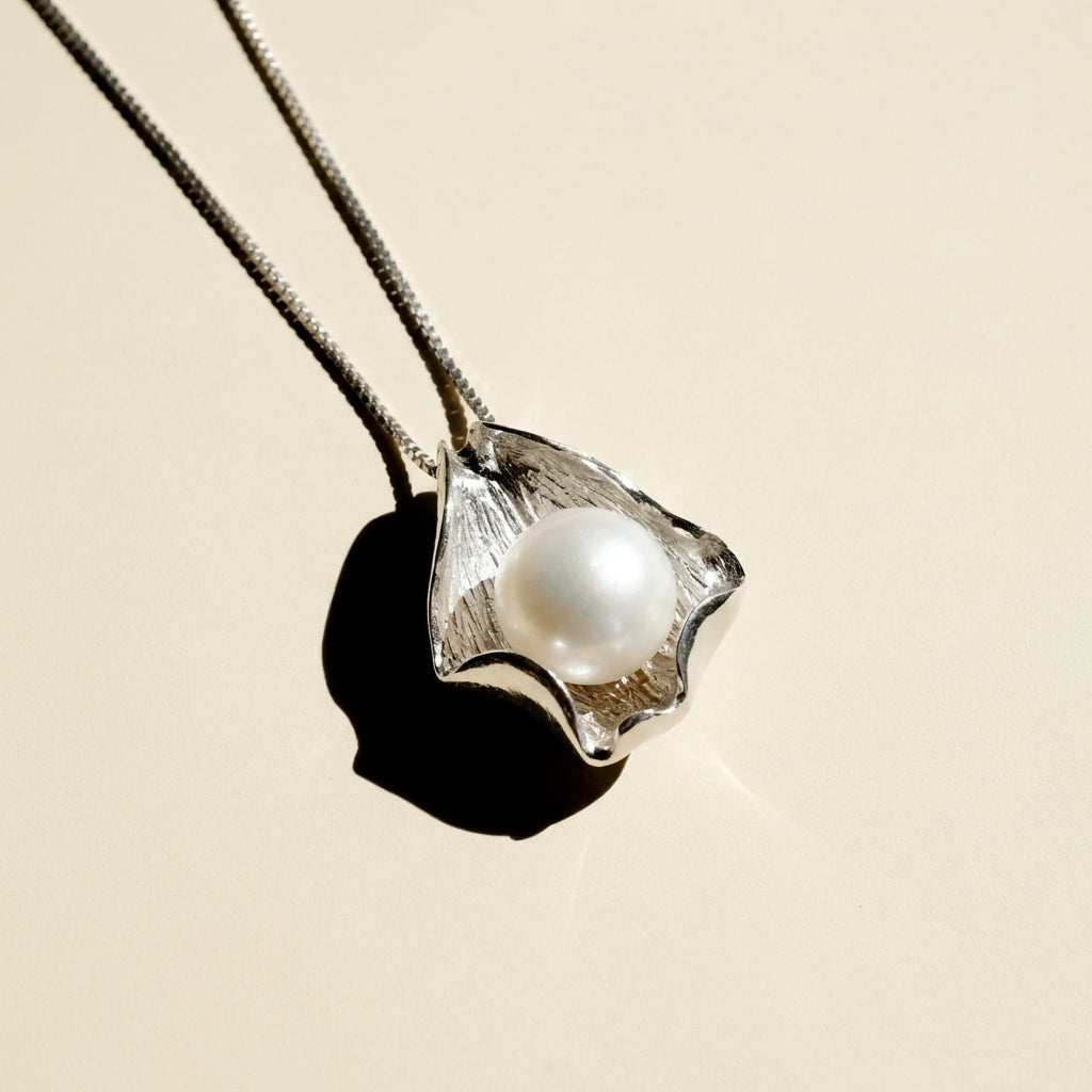 Elegant White Pearl Shell Pendant Necklace